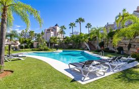 8-zimmer stadthaus 156 m² in Estepona, Spanien. $763 000