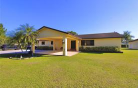 4-zimmer haus in der stadt 385 m² in Miami, Vereinigte Staaten. $1 200 000