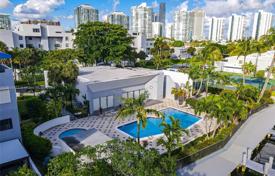 Haus in der Stadt – Sunny Isles Beach, Florida, Vereinigte Staaten. $1 650 000